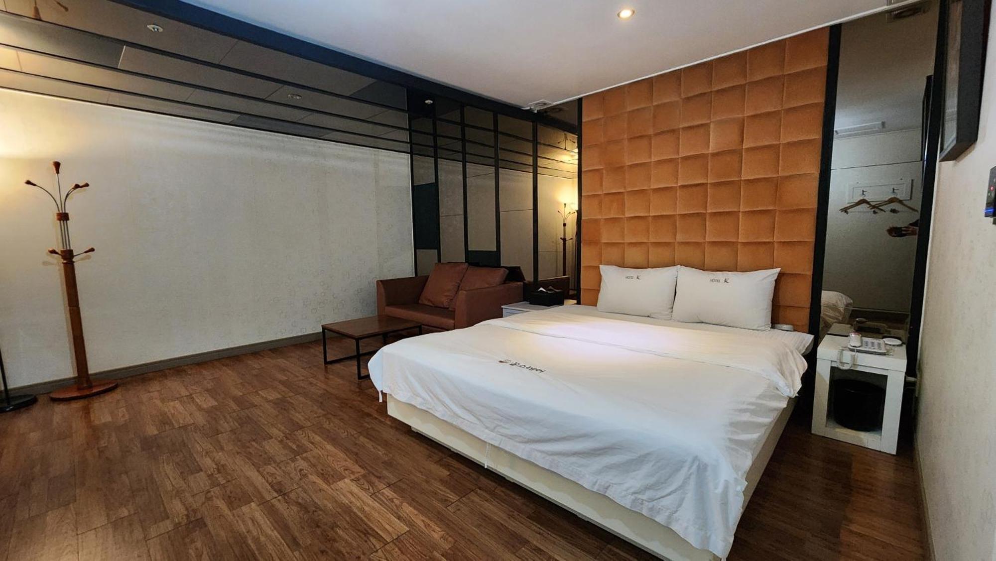 Gimhae Business Hotel K Экстерьер фото