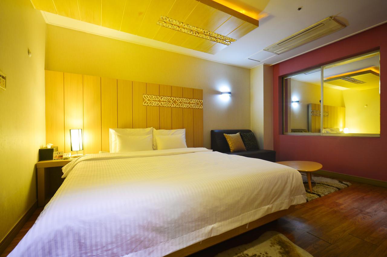Gimhae Business Hotel K Экстерьер фото