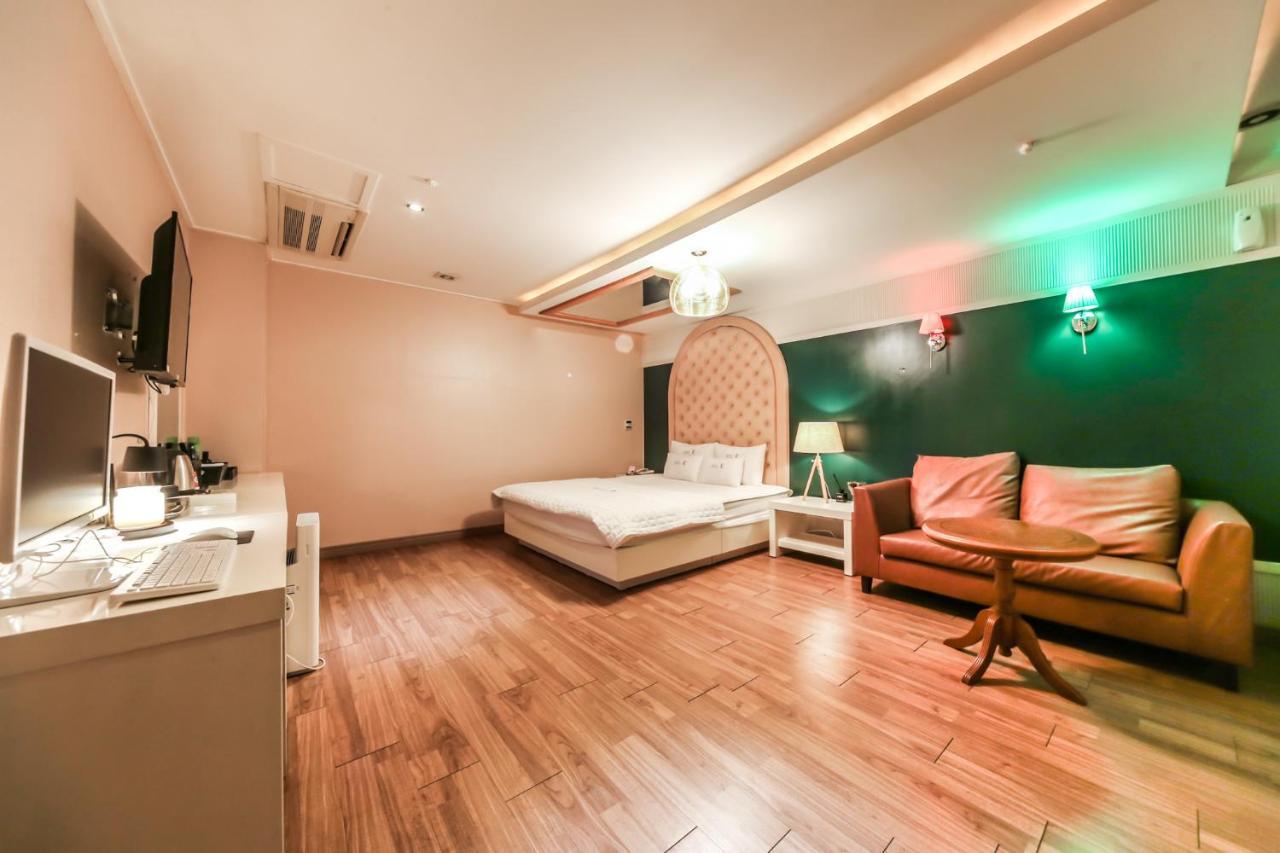 Gimhae Business Hotel K Экстерьер фото